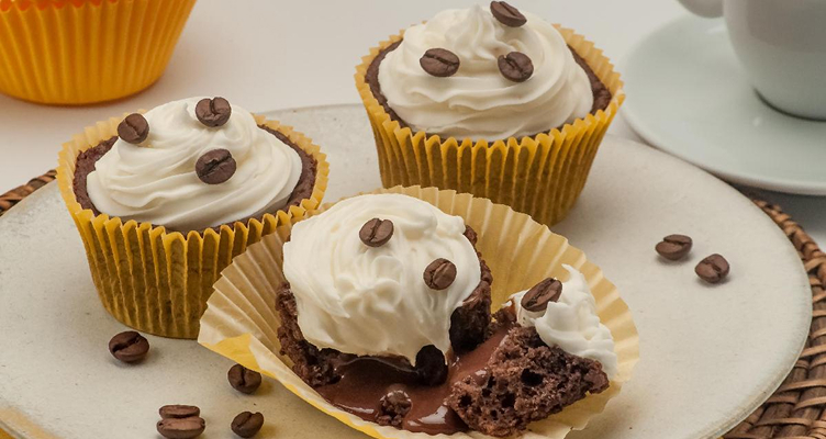 Cupcake de café com chantilly decorado com grãos de café e chantilly
